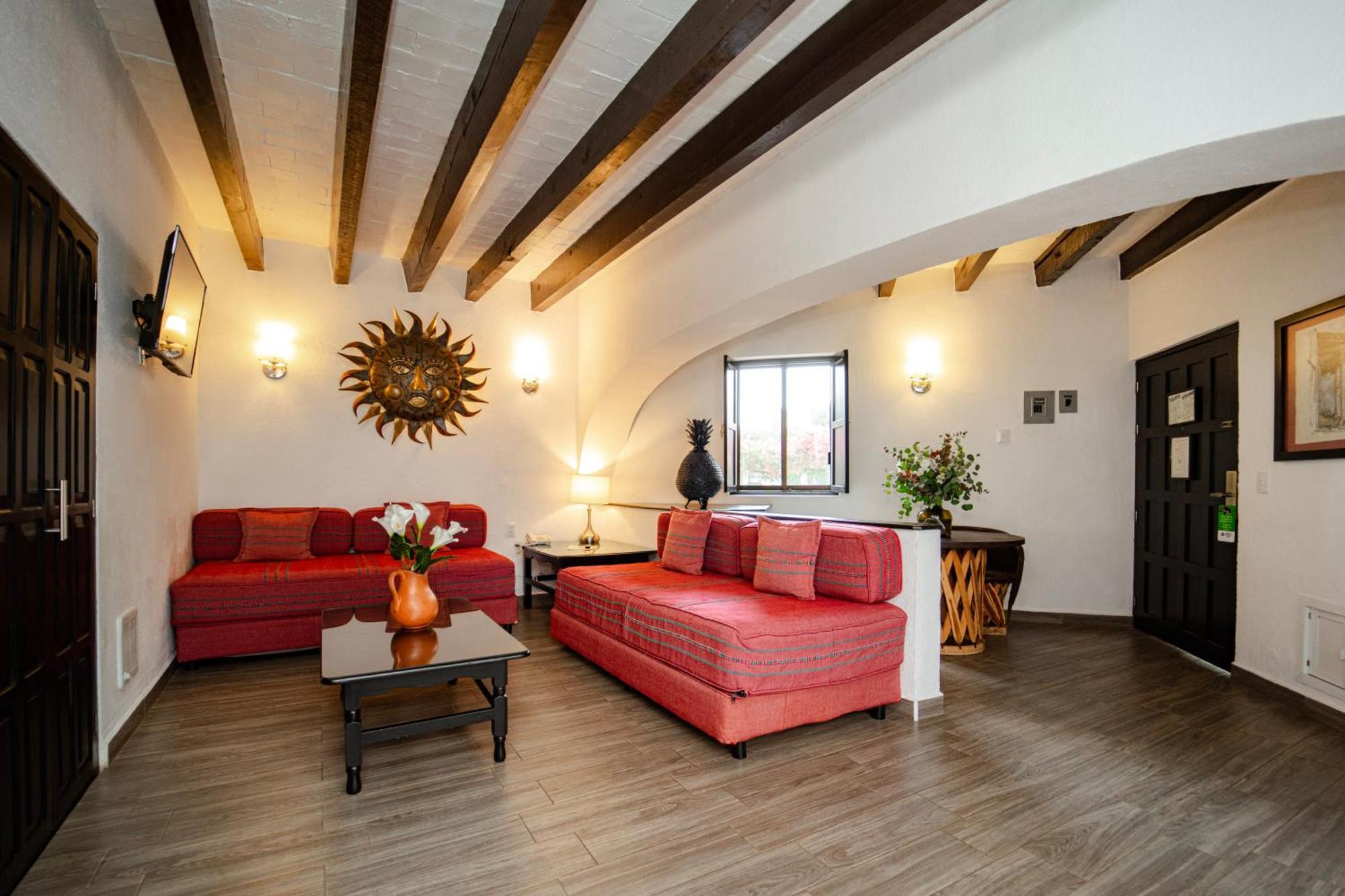 Best Western Plus Posada De Don Vasco Pátzcuaro Dış mekan fotoğraf The living room of a typical apartment