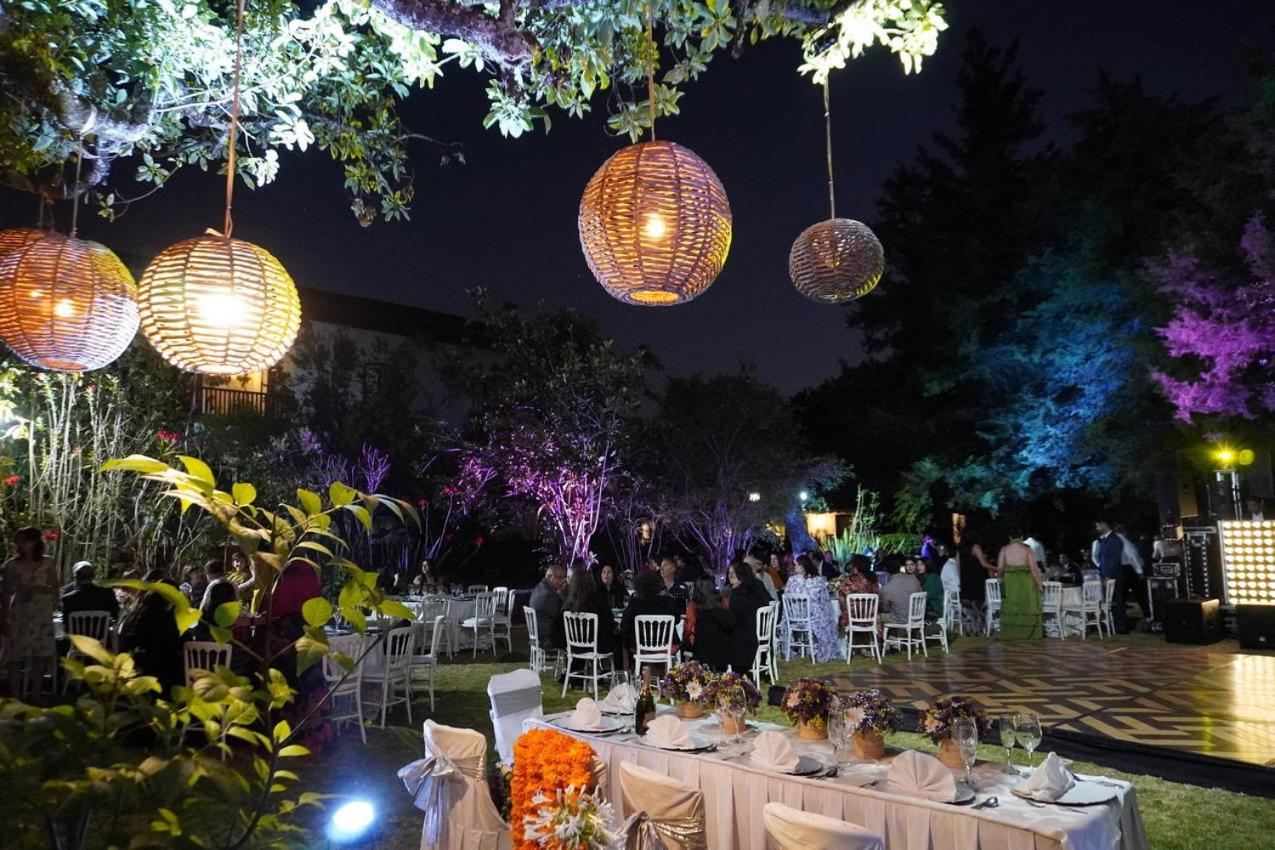 Best Western Plus Posada De Don Vasco Pátzcuaro Dış mekan fotoğraf A wedding reception at the garden of the hotel