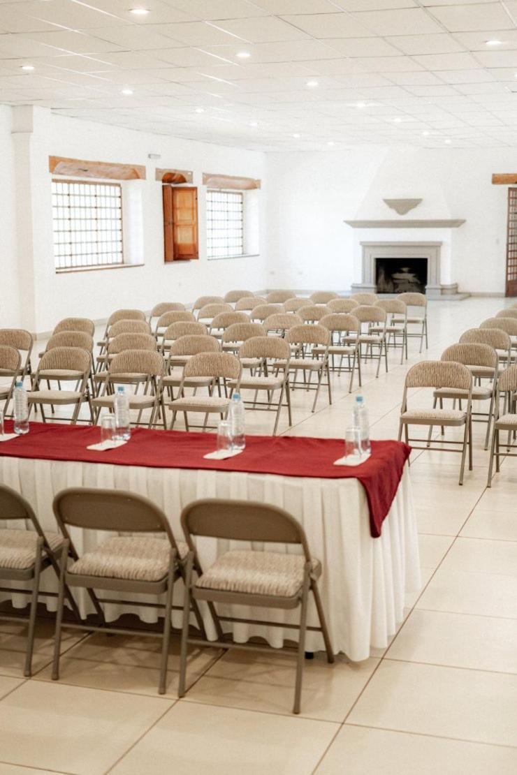 Best Western Plus Posada De Don Vasco Pátzcuaro Dış mekan fotoğraf The interior of the conference hall