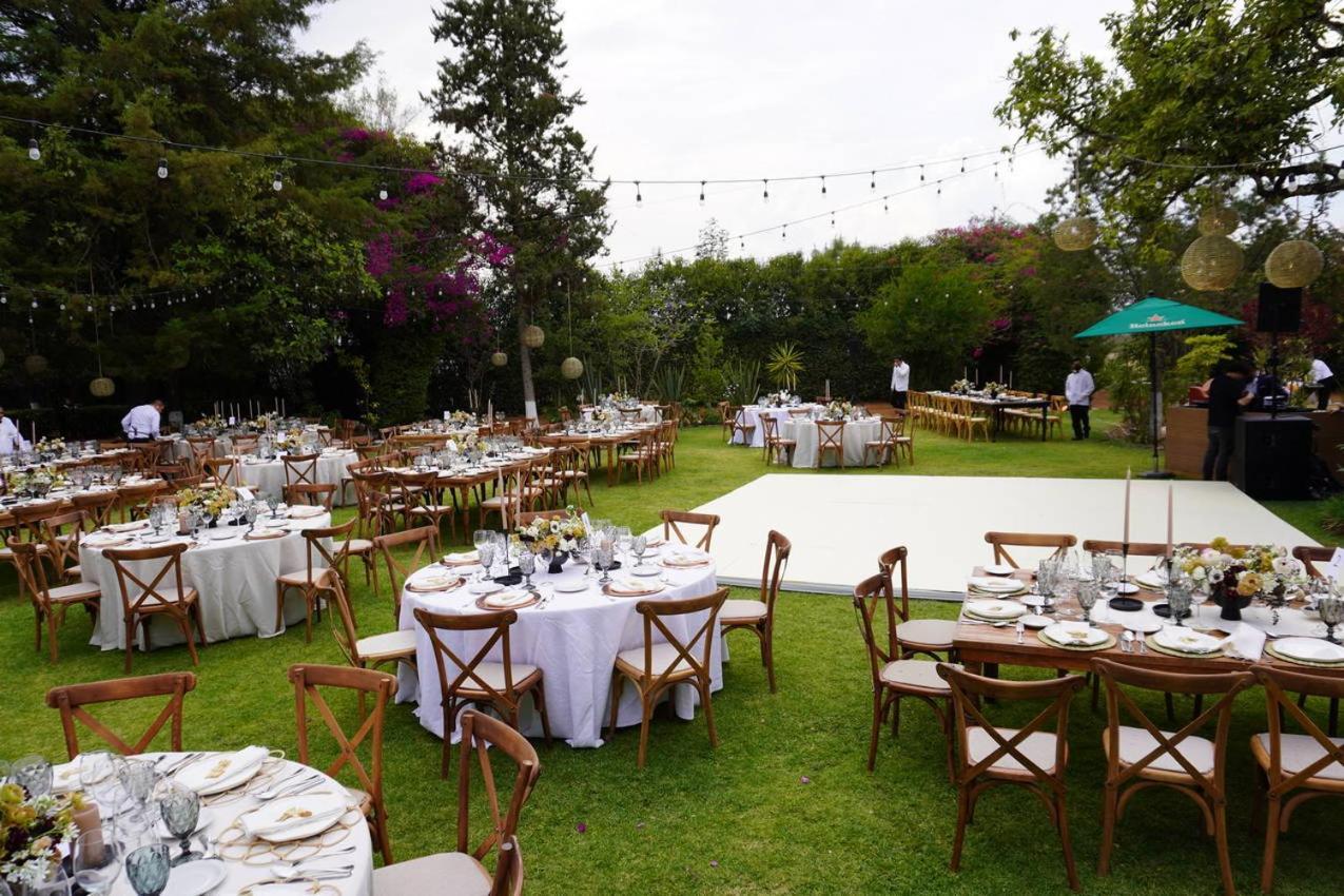 Best Western Plus Posada De Don Vasco Pátzcuaro Dış mekan fotoğraf A wedding reception at the garden of the Quinta de Olivella